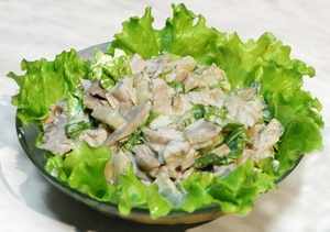 Салат с курицей и грибами: рецепт