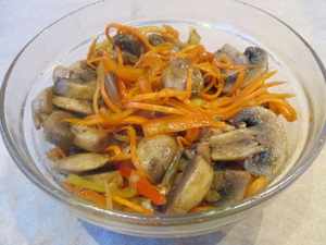 Салат в груздями и морковкой