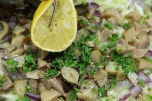 Салат с солеными грибами и картошкой 