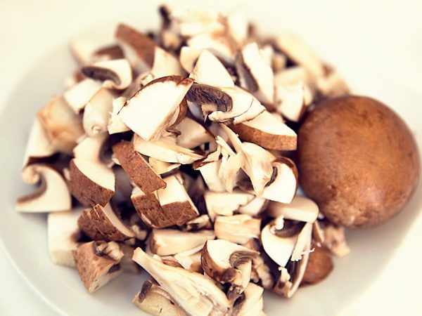 Кормящей маме грибы можно кушать в небольших количествах
