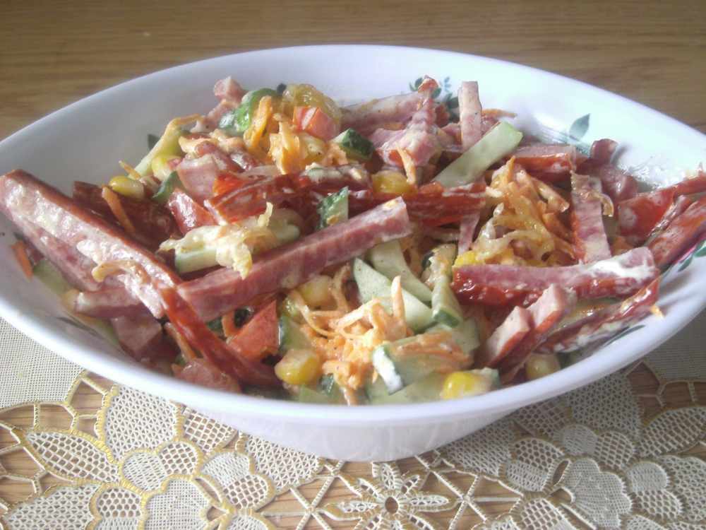 слоеный рецепт с фото: салат охотничий с грибами, курицей и копчёной колбасой