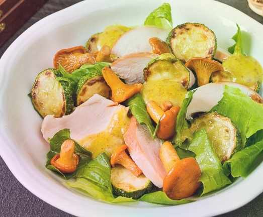 Салат с жареными лисичками – простой и вкусный