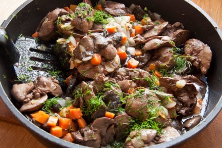Как приготовить салат с куриной печенью и грибами просто, быстро и вкусно?