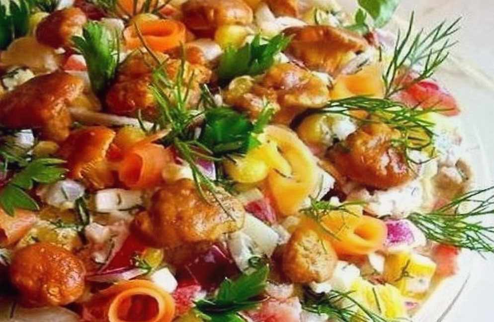 Салат с жареными лисичками – простой и вкусный