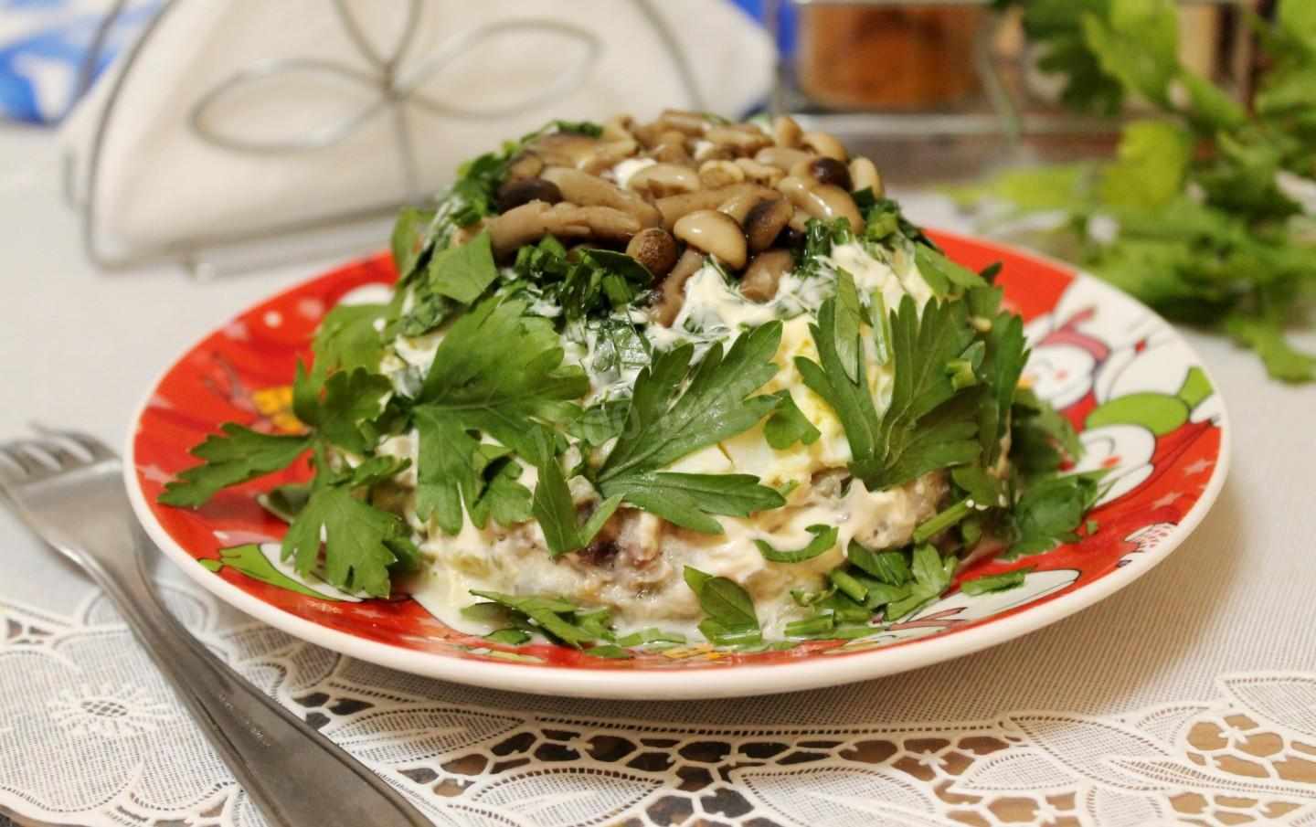 салат на скорую руку с жареными опятами, курицей и овощами